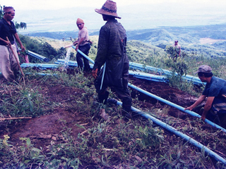 ドイレム村水道管工事