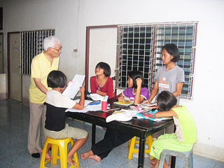さくら寮で子どもたちと話す中村清彌さん