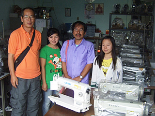 ミシン購入に立ちあう豊橋ライオンズクラブ会長の鈴木さん