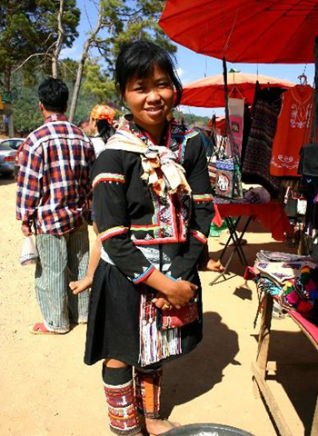 アカ族のみやげ物売りのおねえさん