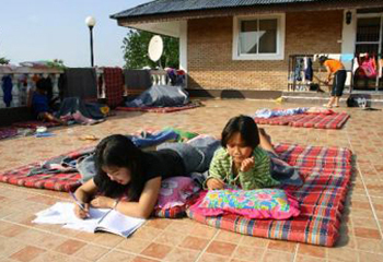 さくら寮の子供たち屋上でくつろぐ