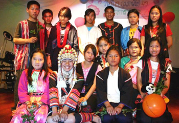 さくら寮の「卒業生を送る会」にて。今年度の中学卒業生たち。