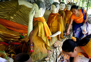 ドイトゥン寺の近くにある森の中の涅槃仏。3人目の僧侶に注目。どこを見てんじゃ!