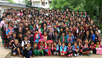 民族衣装で集合した今年のさくら寮生