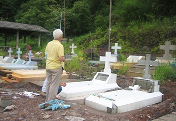 ジョイさんの墓にて