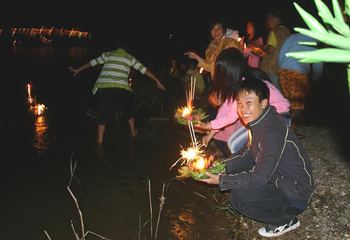 クラトンをメーコック川に流す寮生たち