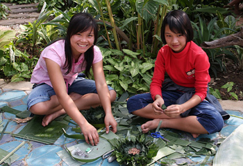 バナナの葉でクラトンを作る寮生