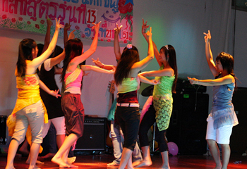 寮内「卒業生を送る会」での出し物より