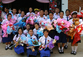 中学の卒業式に出席したさくら寮生たち