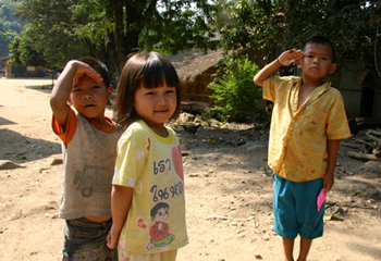 敬礼！　ラフ族の村で