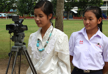 珍しそうにビデオカメラをのぞきこむ新入生のワーサナーさん。