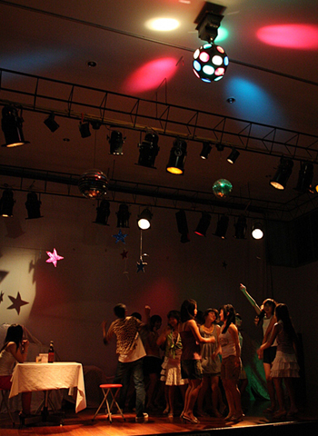 女生徒たちはディスコ・シーンではノリノリだった。