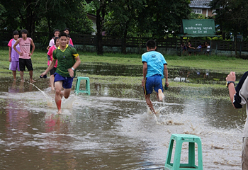 急きょ出現した競技。水中鬼ごっこ。