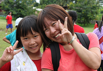 顔が似ている寮生と日本の学生。たちまち仲良しに。