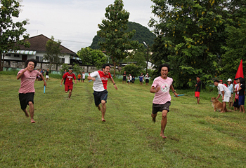 リレー大会のアンカーも学生さん。チョー本気で走っていた。
