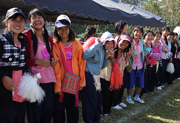 スポーツ大会で自チームを応援する子どもたち。