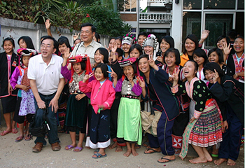 来訪したお客様と写真を撮る寮生たち