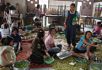さくら寮での梅エキスづくり。