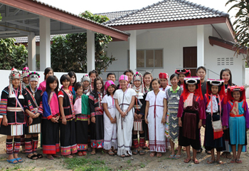 完成したばかりの新寄宿舎しみず館と寮生たち