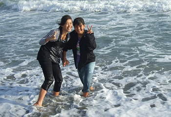 海をはじめて見てはしゃぐ