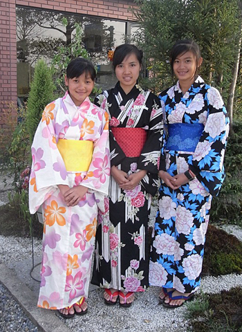 浴衣をプレゼントされて大喜び