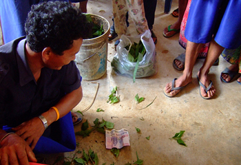 開封作業をする村の役員たち