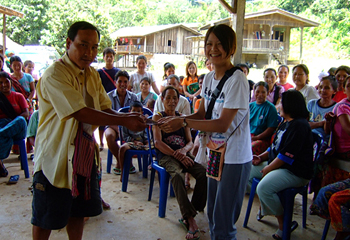 村長から学生に「返還の儀礼」