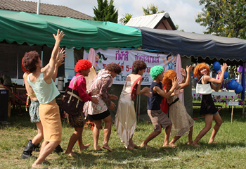 9月に行われた寮内スポーツ大会の応援合戦。男の子たちは女装が大好きだ