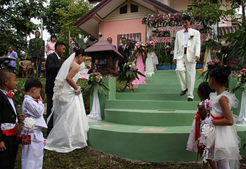 白亜の新居に新婦を迎える新郎