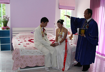 家の中で牧師さんのよる儀式