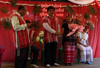 こちらはもう一組、民族衣装での結婚式