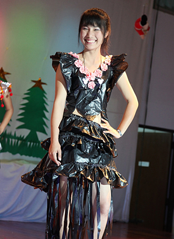 ゴミ袋を素材にしたファッションショーも