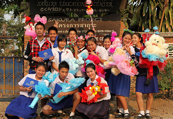 中学を卒業したさくら寮生たち。やっとのことで集合させた