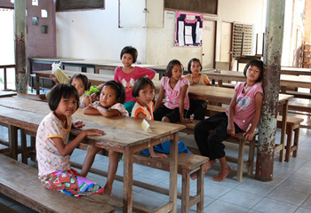 すみれ館でくつろぐエコホームの子供たち