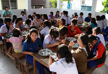 完成した新寄宿舎「しみず館」の食堂。
