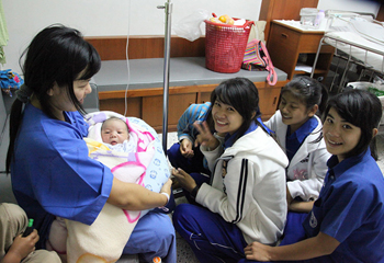 さくら寮生たちも病室に駆けつけてくれた