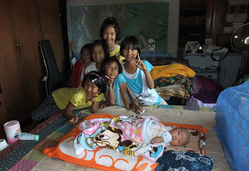 さくら寮生たちも次々と見物にくる