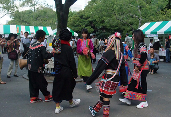 会場では突然路上ライブでラフ族の踊り