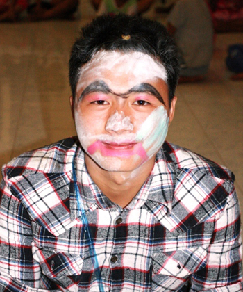 さくら寮での新入生歓迎会より。奇抜なメイクをさせられる