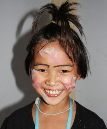 さくら寮での新入生歓迎会より。奇抜なメイクをさせられる