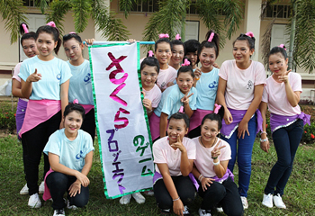 さくら寮内スポーツ大会の応援団。覚えたての日本語で「ゲーム」と書いたつもりだったが、縦横を間違えている