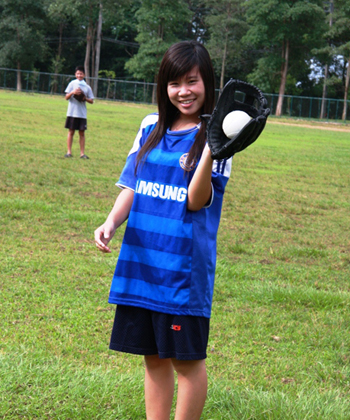 サンダル履きで守備をするスウィモン