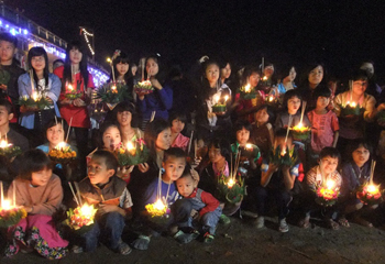 今年も寮生たちが自作のクラトンをメーコック川に流した