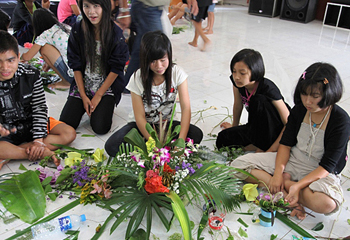 いけばなに挑戦中の子どもたち