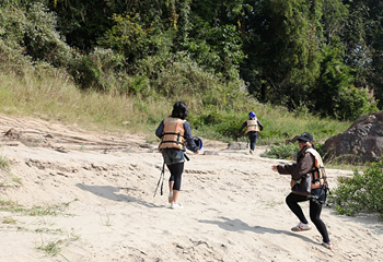 砂浜を駆け上がる人たち
