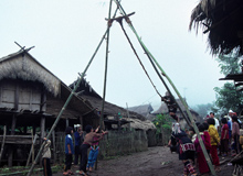 アカ族のブランコ祭り