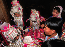 アカ族の少女たち