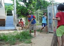 掃除をする子供たち