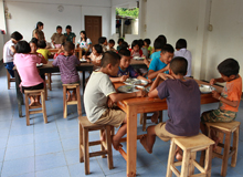 食事する子供たち