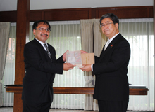 表彰状を手に記念撮影